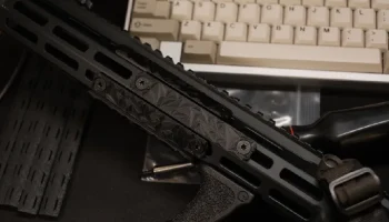 Панель захвата M-LOK 3D-полигональная низкополигональная ... 1