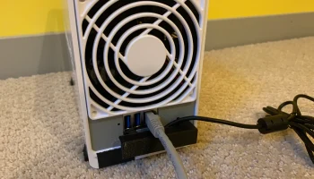 Блокировка вилки питания Synology DS220j