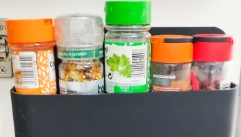 Небольшая полочка для специй на кухню. 1