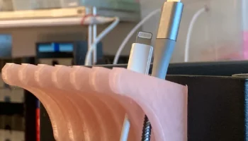 Вешалка для USB-кабеля с отверстием для магнита......