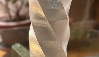 низкополигональная четырехугольная ваза......