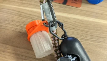 Петля для крепления контейнера для лакомств для собак...