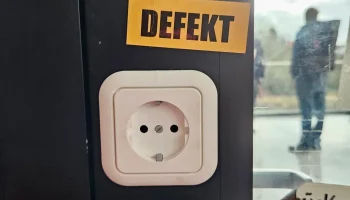Многоцветная поддельная розетка