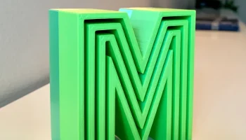 Начальная буква "M" декоративного блока 1