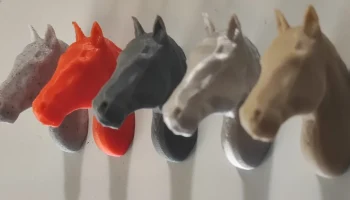 Низкополигональный магнит на холодильник с головой лошади...