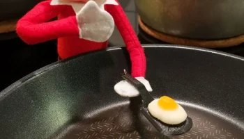Эльф на кухонной лопатке на полке