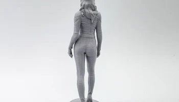 Фигурка женщины в униформе 1