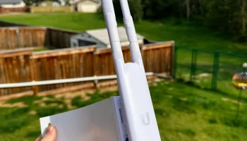 Угловое крепление для наружной точки доступа Ubiquiti UA...