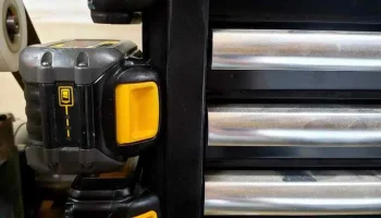 Магнитное крепление для аккумулятора DeWalt 20 В.......... 3