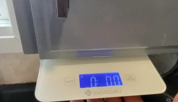 Кухонные весы под держателем шкафа