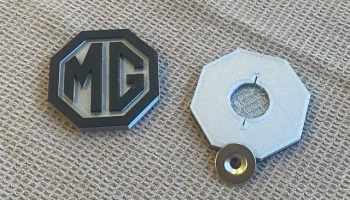 Магнит на холодильник с логотипом MG......