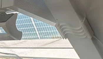 Зажим для сетки для оконного плинтуса