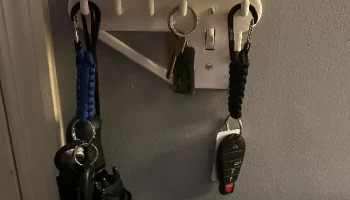 Крышка выключателя света с крючками и полкой