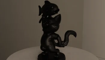 Кошка, несущая рыбу 4