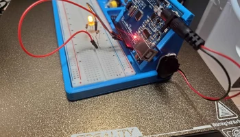 Arduino Uno и держатель макета 2