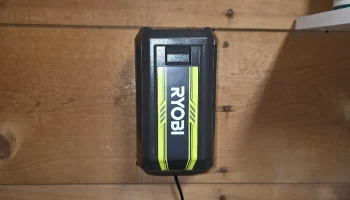 Настенное крепление для зарядного устройства Ryobi 40 В 2
