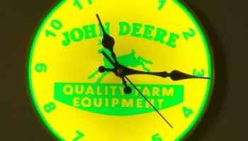 Часы с световым коробом John Deere Часы с световым коробом John Deere