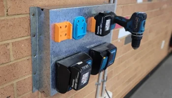 Крепления/держатели для аккумуляторов и дрелей Makita 18... 4