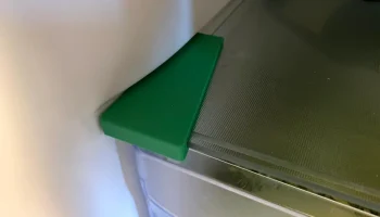 Холодильник Indesit - держатели для стеклянных тарелок