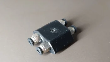 Двойной блочный соединитель из PTFE 1