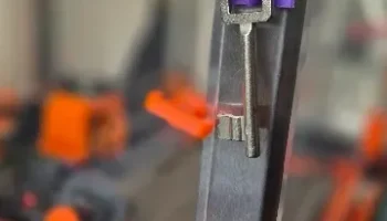 Крючок для ключей с отверстиями для двух магнитов 8x3 мм....