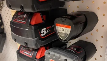 Крепление для аккумулятора Milwaukee M12