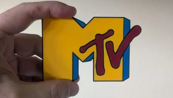 Магнит с логотипом MTV
