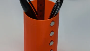 Чашка с магнитной ручкой в ​​режиме вазы......