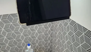 Подставка для телефона под шкафом 1