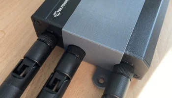 Teltonika RUT241 Плоский кронштейн с блокировкой SIM-карт... 1