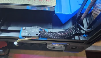 Выключатель света на двери холодильника Voron 8