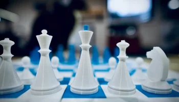 Магнитные шахматные фигуры с доской......... 1