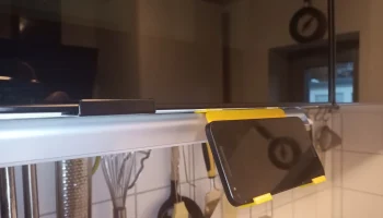 Держатель для телефона на кухне