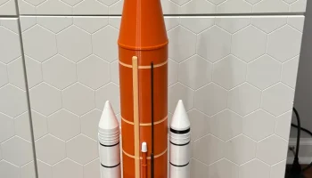 Блок 1 SLS (несколько частей) 1:200 с логотипом NASA Worm 1