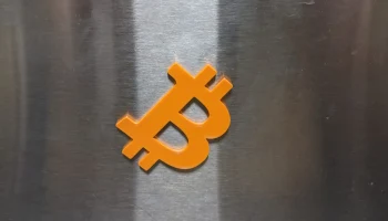 Биткойн-магнит 2
