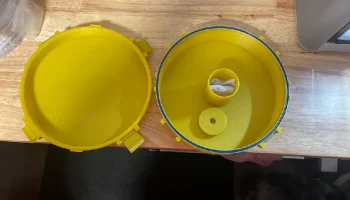 Контейнер для катушек с нитью со снятыми выступами на нож... 2