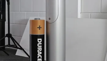 Контейнер для батареек AA Duracell.