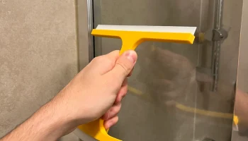 Изогнутый стеклянный скребок для душа 2