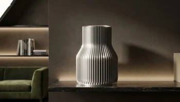 Современная ребристая серебряная ваза с 3D-печатью...