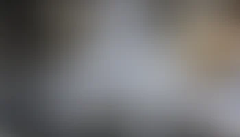 чувственная женщина за столом