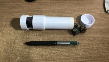 Цилиндрический контейнер с отсеками для игральных костей,... 0