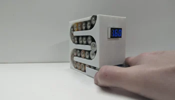 Диспенсер для батарей со встроенным измерителем напряжения