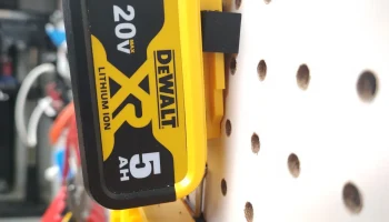 Кронштейн для крепления аккумулятора DeWalt 20 В (малень...