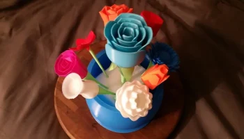 Ваза для цветов, напечатанных на 3D-принтере.......
