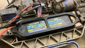 Держатель батареи Traxxas Slash V2