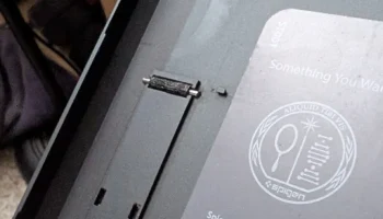 Подставка Spigen для чехла Pixel 8 1