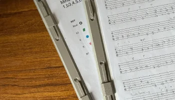 Папка с 4 отверстиями для перфорированных рукавов...