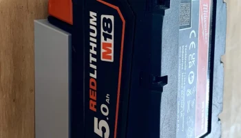 Держатель батареи Milwaukee M18