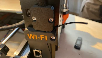 Крышка Wi-Fi с отверстием для антенны...