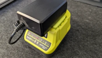 Менеджер кабелей и блоков для зарядных устройств Ryobi ONE+ 2